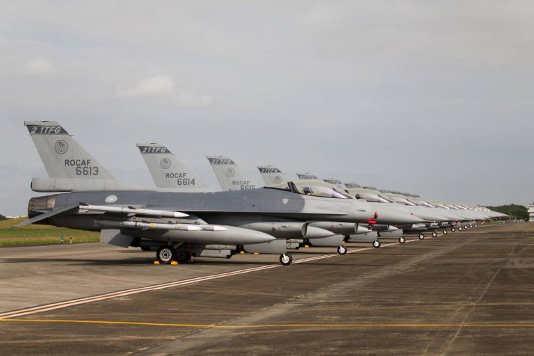 Un nou lot de trei aeronave F-16 Fighting Falcon a sosit la Câmpia Turzii