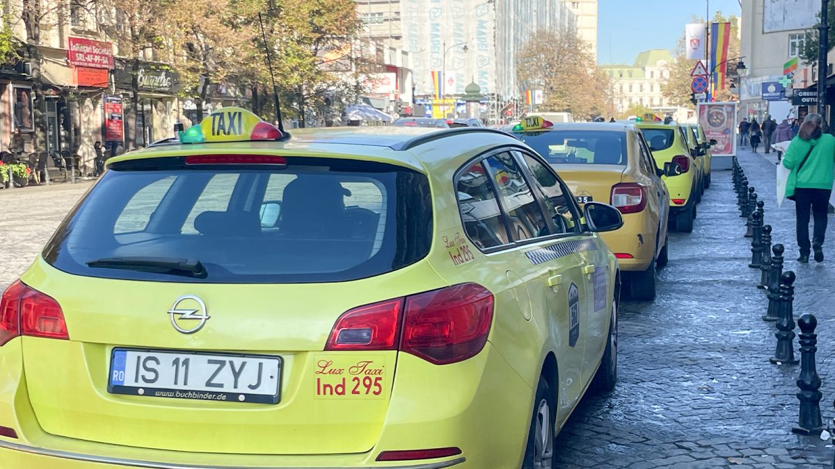 Ieșenii se dau jos din taxiuri de la jumătatea cursei, după ce rămân blocați în trafic. Clienții se sperie când văd cât crește prețul pe taximetru: „Am pățit de multe ori asta”