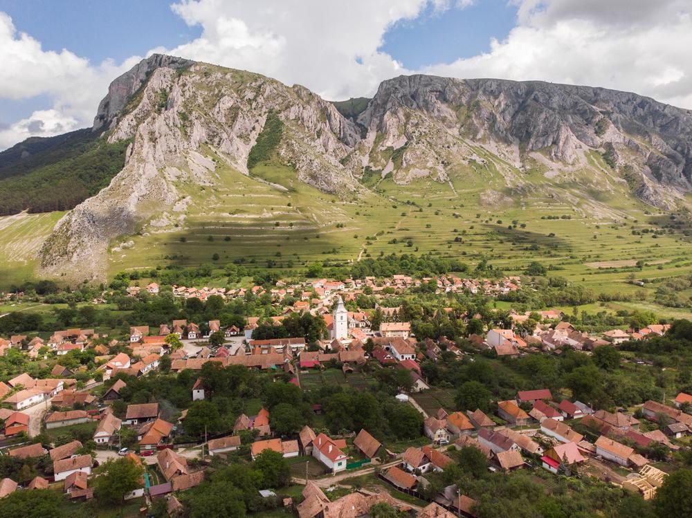 Satul din România în care soarele răsare de două ori! Atracție turistică nemaivăzută