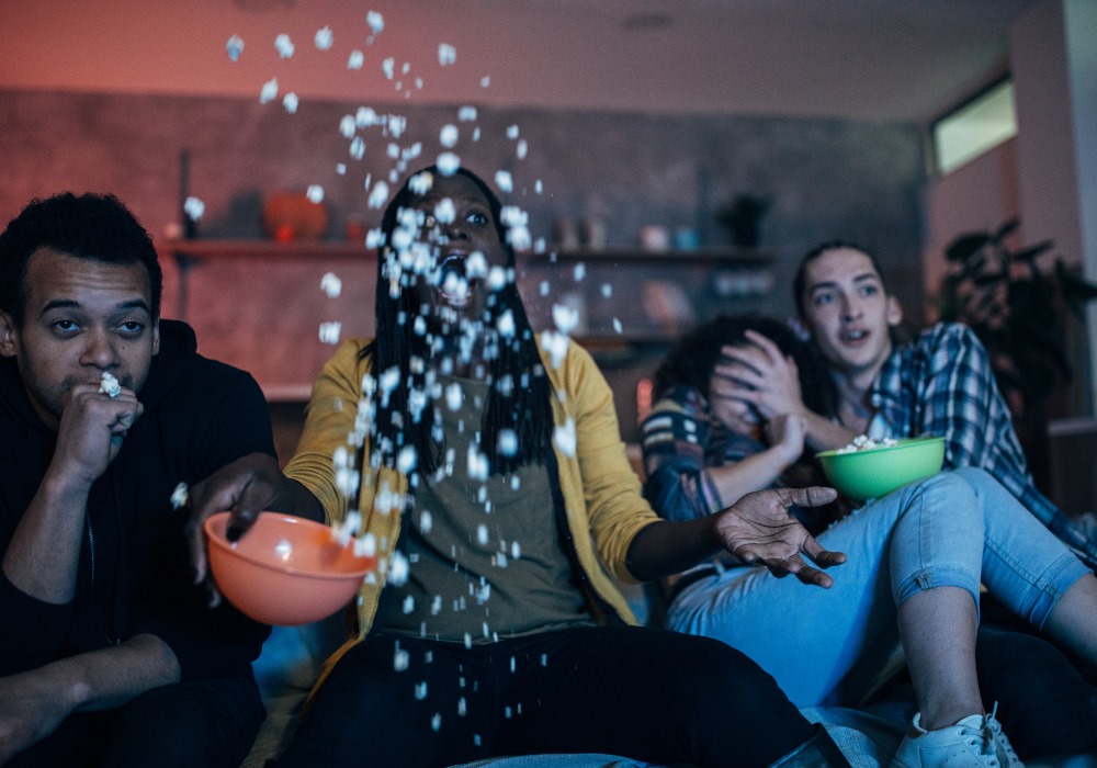 Cum să organizezi o noapte de filme de groază perfectă în living?