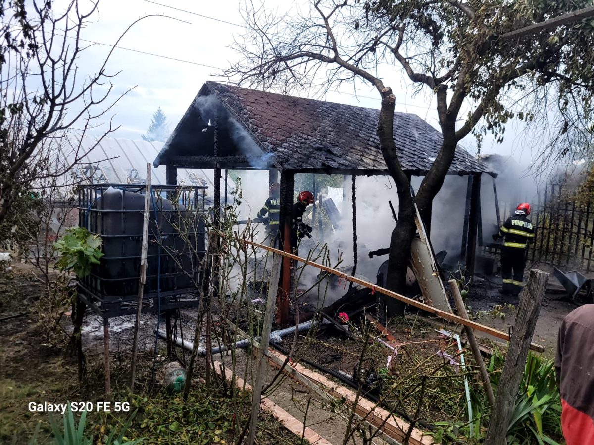 Incendiu la Târgu Frumos. Un foișor a fost mistuit de flăcări – VIDEO