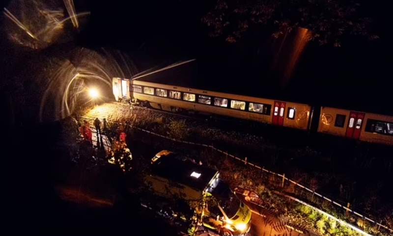 Tragedie pe șine! Un mort și 15 răniți într-o coliziune devastatoare între două trenuri