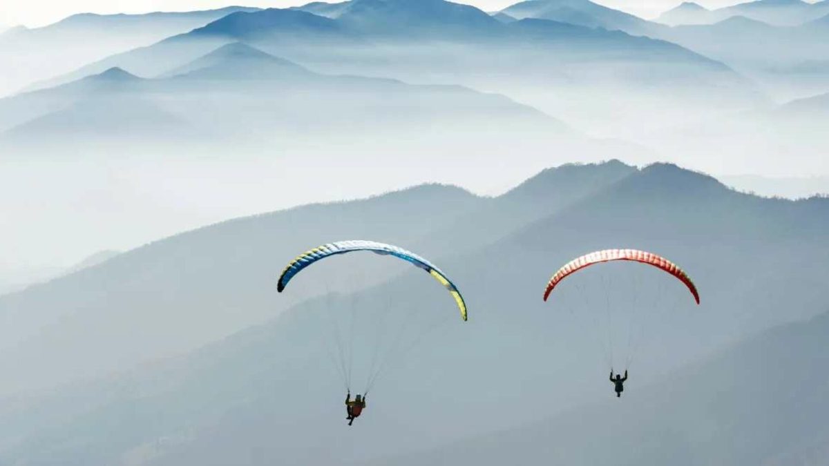 Un instructor a murit, la Brașov. Bărbatul a căzut de la înălțime în timpul unui zbor cu parapanta