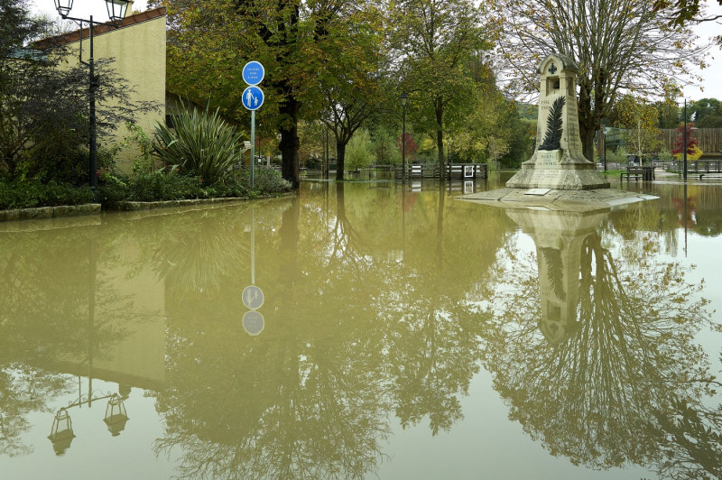 Inundații catastrofale în Italia și Franța. Viiturile au măturat tot de pe străzi