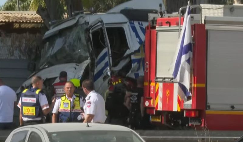Cel puţin 35 de persoane au fost rănite după ce un camion a intrat într-o staţie de autobuz în Israel