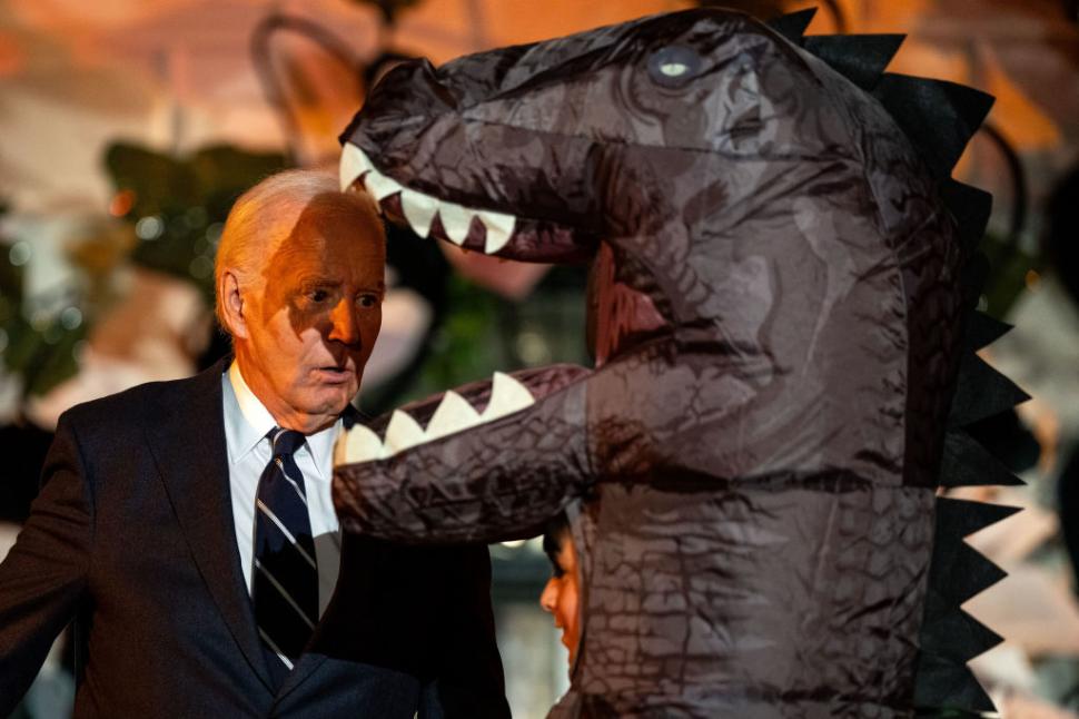 Joe Biden a „mușcat”, în joacă, mai mulți copii la petrecera de Halloween de la Casa Albă