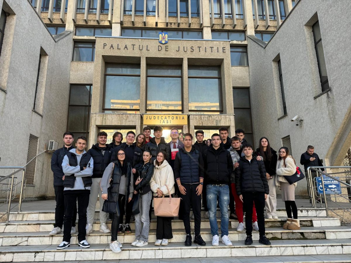 „Ziua porților deschise”, la Judecătoria Iași. Au fost implicați în activități elevii de la Colegiul Național „Costache Negruzzi” și judecătorul Costică Ciocan