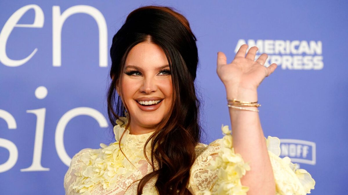 Lana del Rey și-a afișat cu mândrie verigheta în timpul unei întâlniri cu proaspătul ei soț