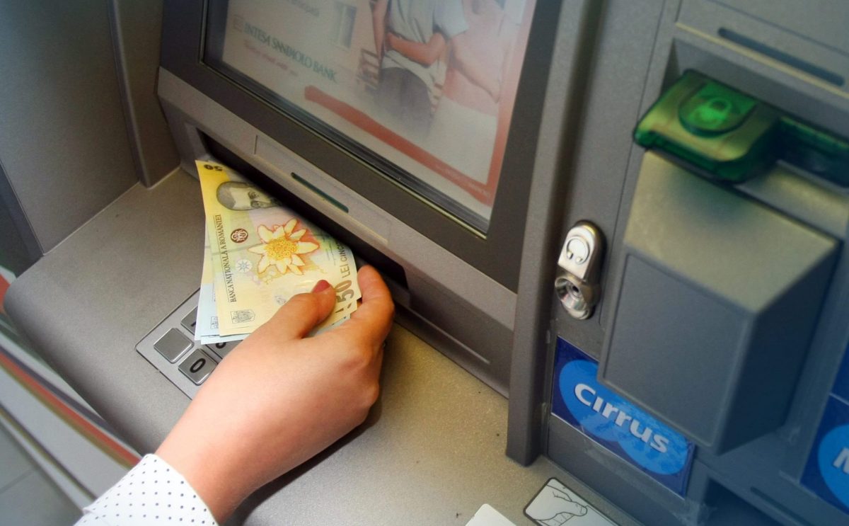 Limită pusă de bănci la orice bancomat! Trebuie să suni la bancă pentru a primi acord