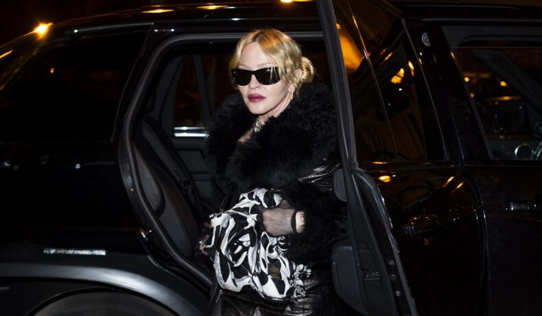 Madonna a întors toate privirile în Paris. Renumita vedetă a purtat o ținută sexy de culoare neagră