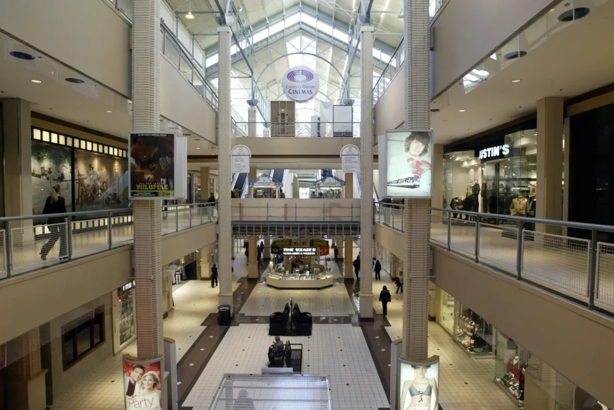 Descoperire șocantă în baia unui centru comercial. O femeie a dat alarma