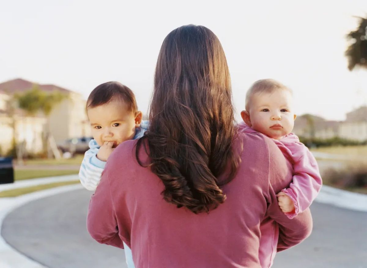 O mama și-a dat în adopție gemenii de doar 6 săptămâni! „Îmi era dor de vechea mea viață”