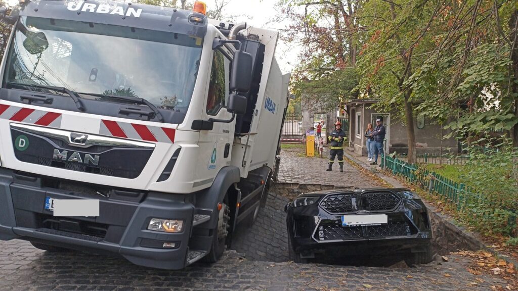 Incident șocant în Sectorul 6: O mașină și un copil prăbușiți într-o groapă după surparea asfaltului