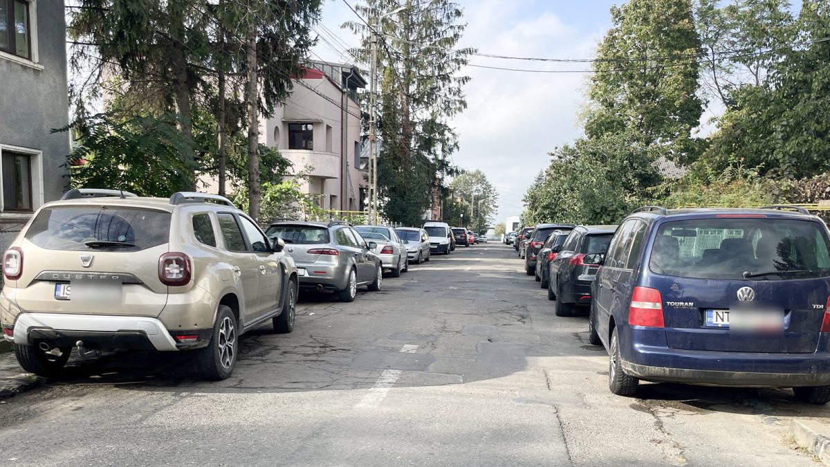 Aroganța bogătașilor din Copou. Au case scumpe și parchează mașinile pe trotuar. Nicio amendă din partea polițiștilor
