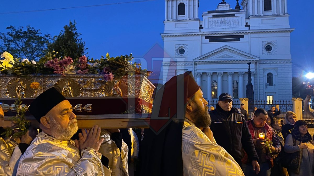 Procesiune de așezare a raclei cu moaștele Sfintei Cuvioase Parascheva în Catedrala Mitropolitană din Iași