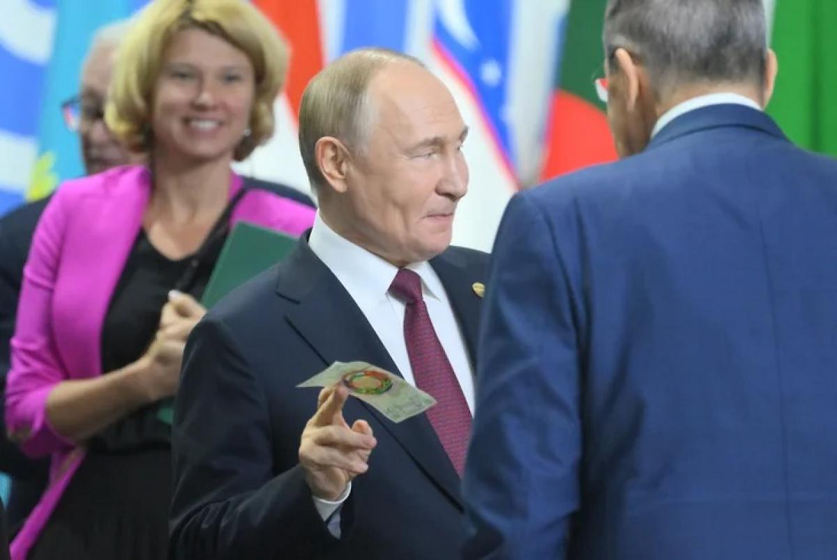Cum ar putea arăta noua bancnotă a BRICS? Vladimir Putin a fost surprins cu ea în mână – FOTO