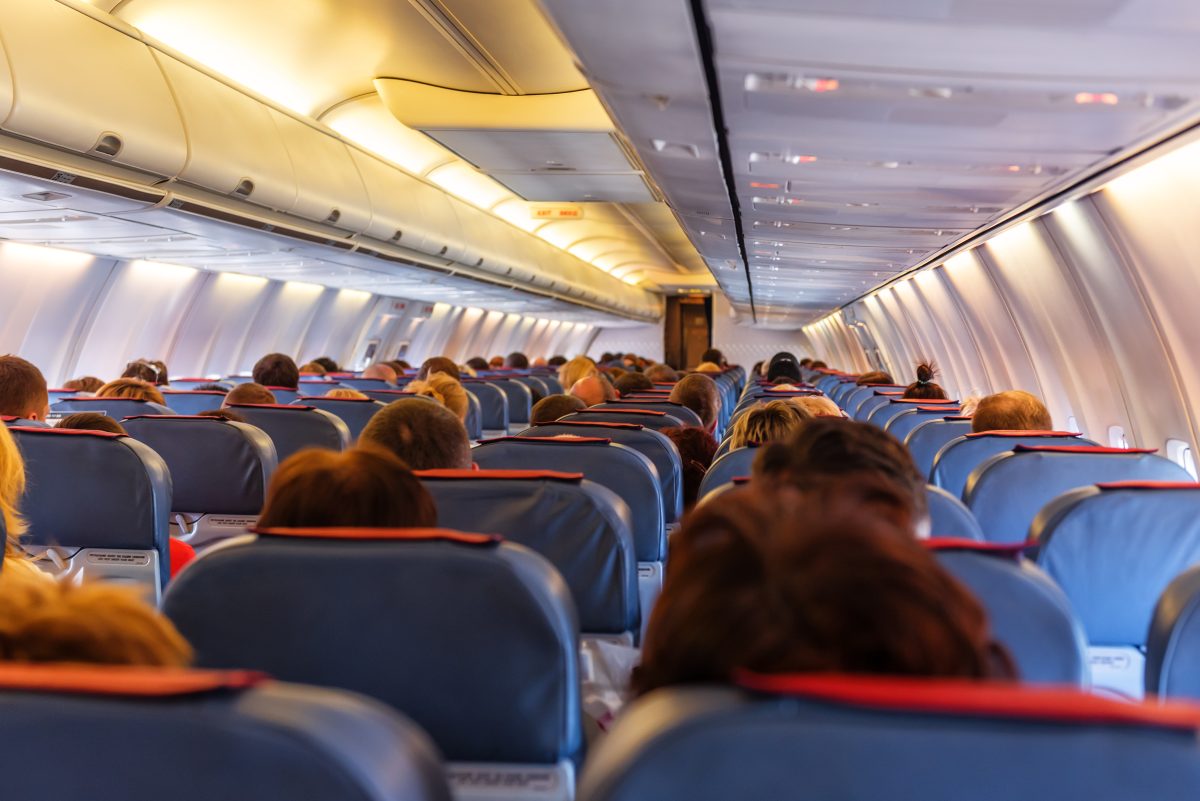 Incident la bordul unui avion! Mai mulți pasageri au intervenit pentru a salva o femeie: „Nu o atinge!”