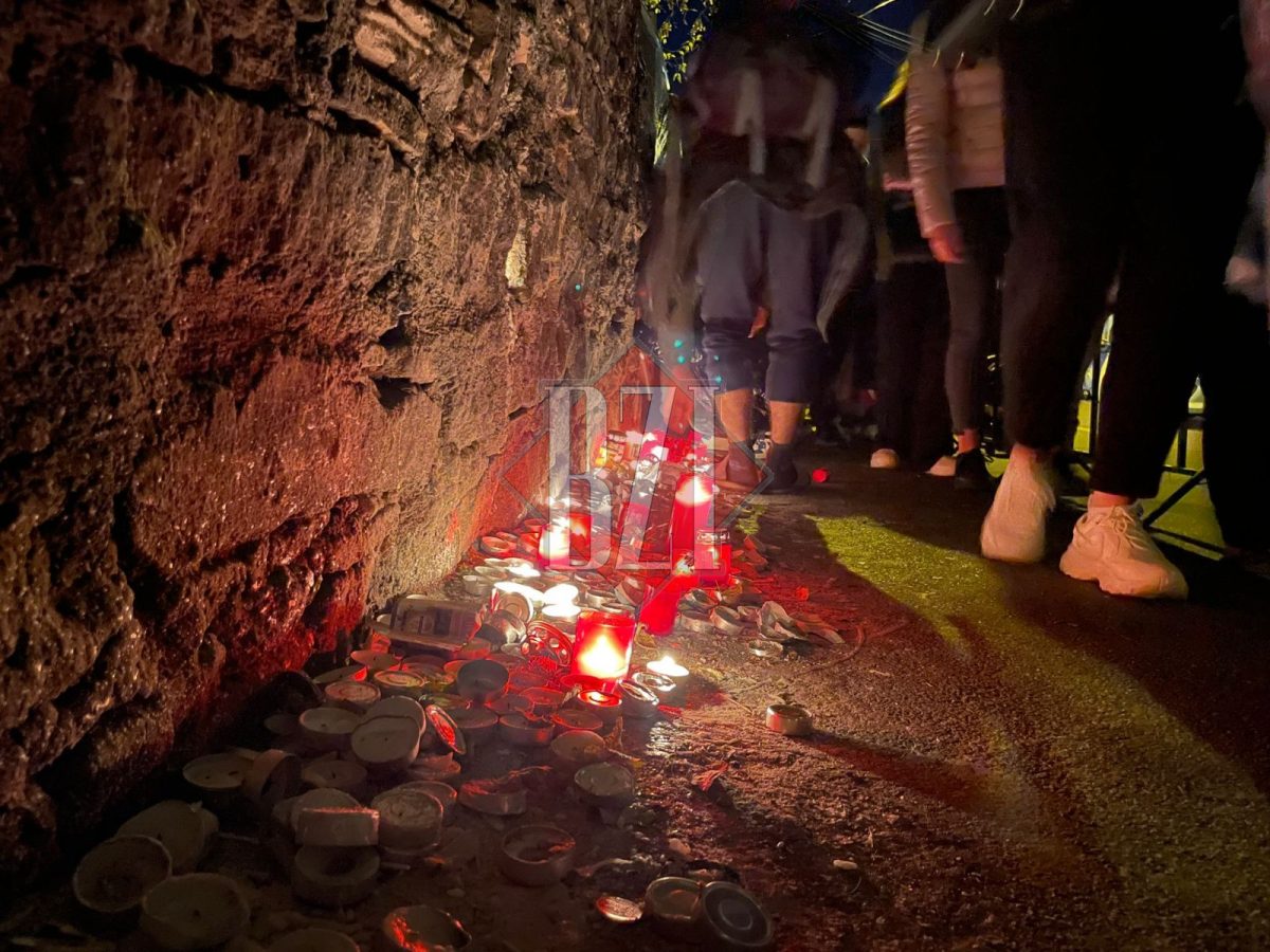 Zidul plângerii de la pelerinajul Sfintei Parascheva! Mii de credincioși aprind o lumânare și pun un pomelnic