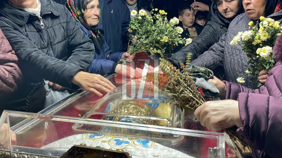 Moaștele Sfintei Cuvioase Parascheva sunt mutate înapoi în Catedrala Mitropolitană din Iași – LIVE VIDEO/UPDATE