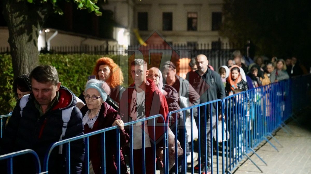 Câți pelerini sunt în aceste momente la rând pentru a se ruga la moaștele Sfintei Parascheva din Iași