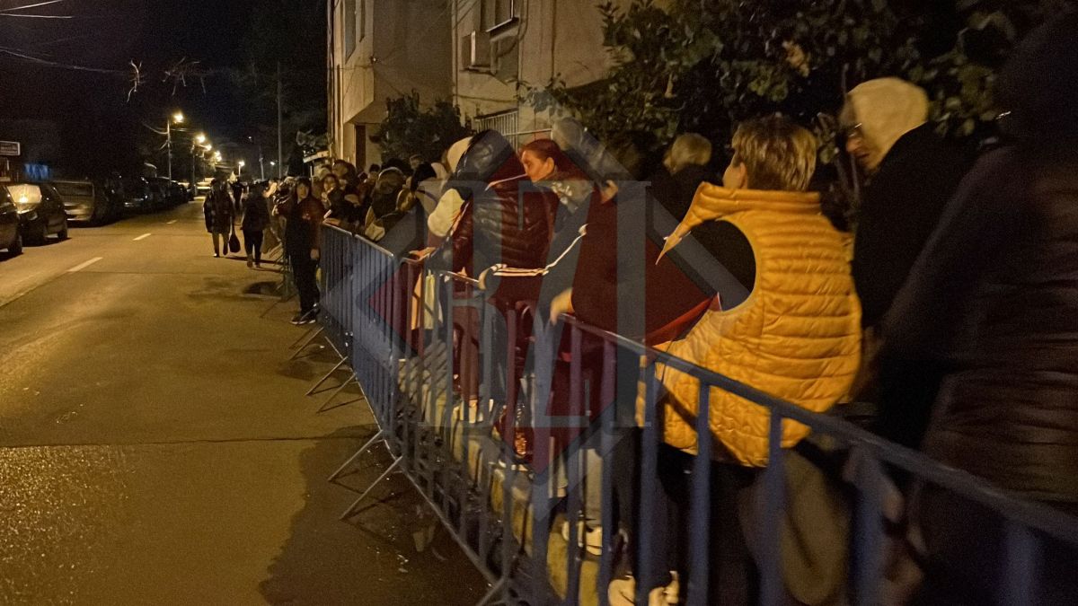 Mii de pelerini așteaptă să se închine la moaștele Sfintei Cuvioase Parascheva, la Iași. La ce stâlp a ajuns rândul – UPDATE
