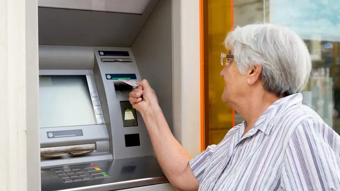 Surpriză pentru pensionari! Pensiile de pe card nu vor mai fi livrate la data obișnuită