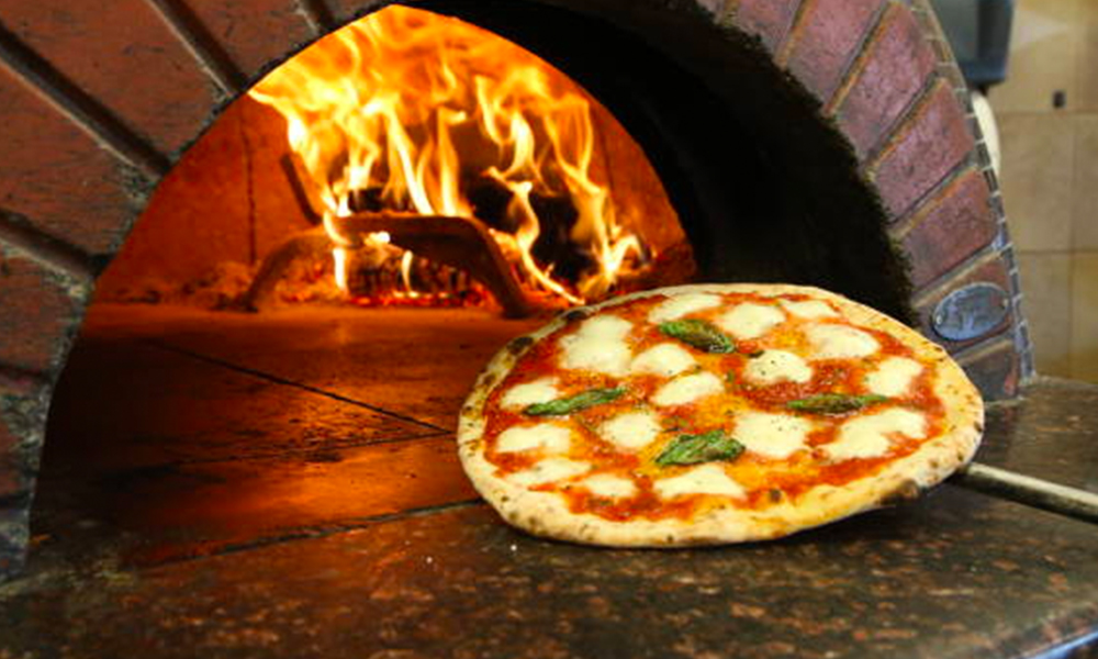 Cum să faci o pizza perfectă la cuptor? La câte grade se face aceasta?
