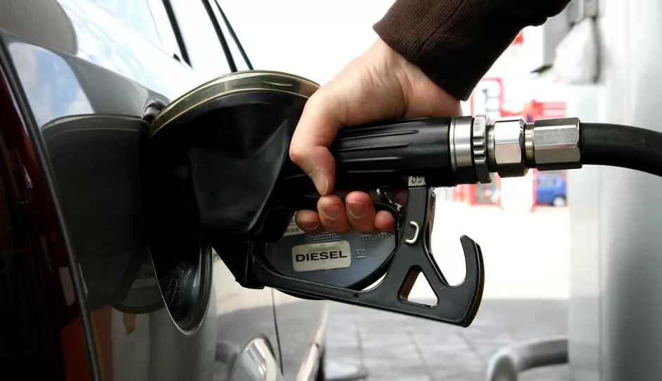 Explozie a prețurilor la pompă. Cât de mult s-a scumpit motorina și benzina și ce alte majorări sunt așteptate