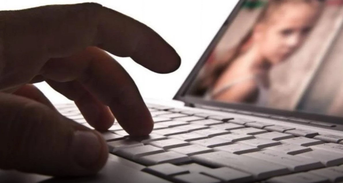 Un adolescent a produs filme deocheate cu o minoră, iar mai apoi le-a distribuit pe Internet. Procurorii DIICOT i-au percheziționat casa