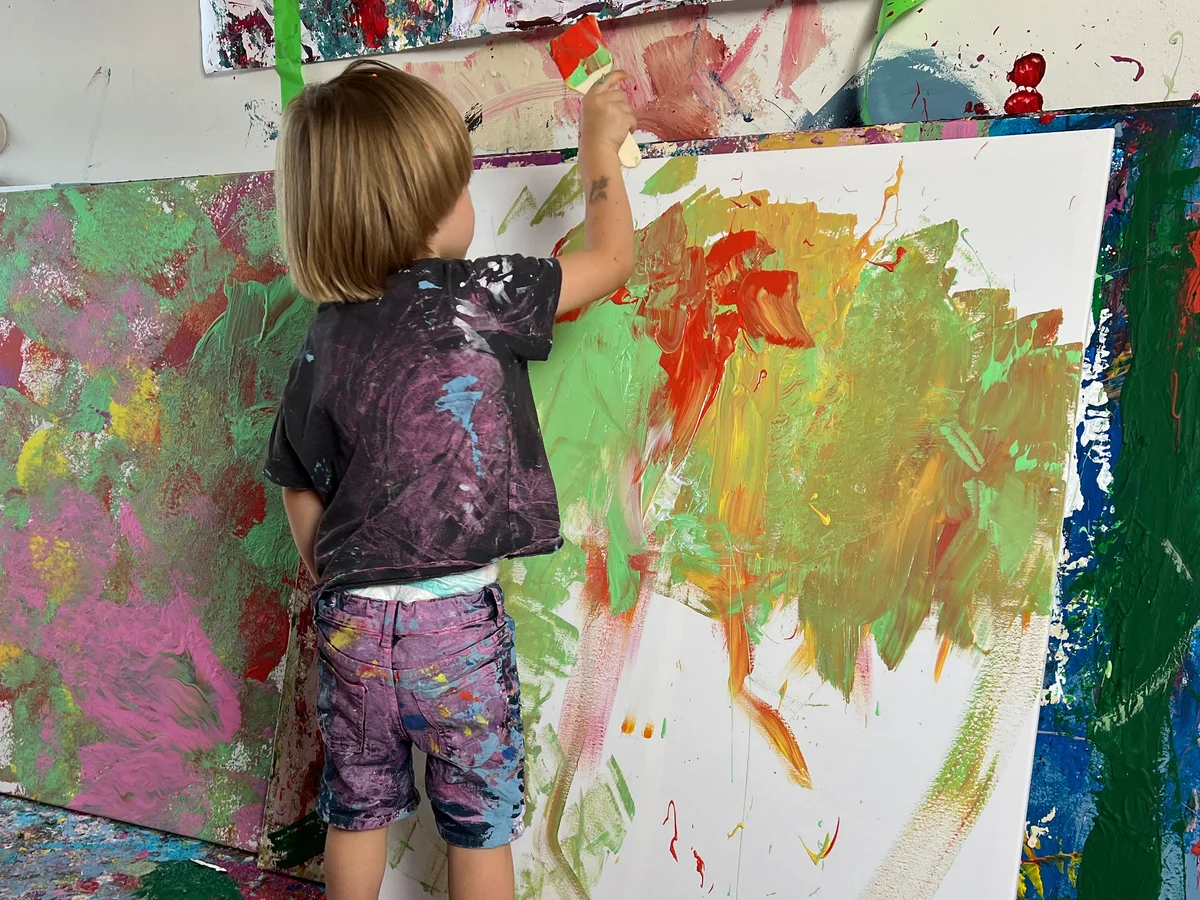 La doar trei ani a devenit pictor de succes! Cu ce prețuri se vând tablourile lui „Mini-Picasso”