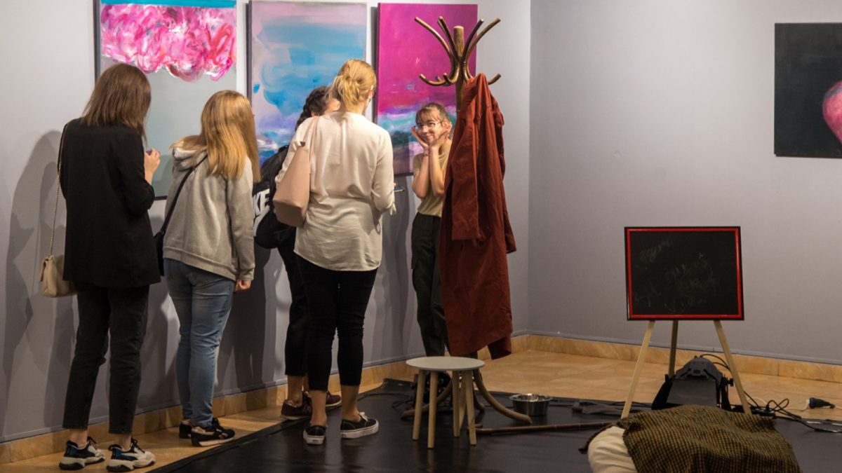 Noaptea Albă a Galeriilor își deschide porțile la Iași! Iubitorii de artă pot explora propunerile celor 9 galerii ieșene