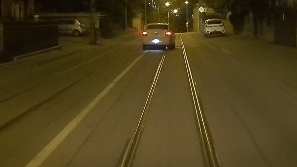 Imagini incredibile surprinse pe străzile Tătărași! Un șofer circulă haotic, punând în pericol pe toată lumea