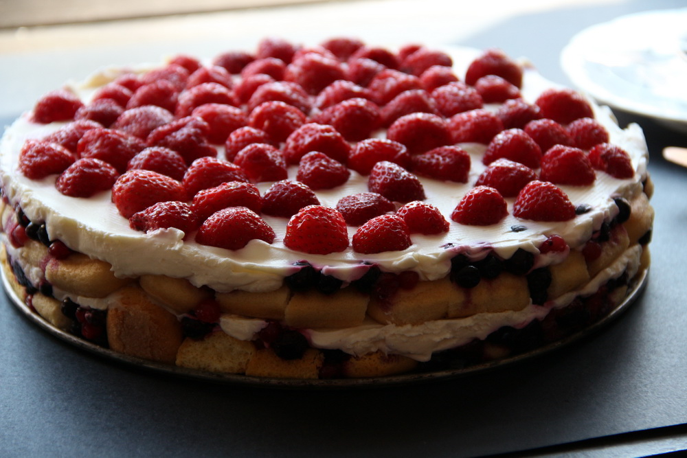 Cea mai delicioasă rețetă de prăjitură cu pișcoturi, mascarpone și fructe. Un desert simplu, fără coacere