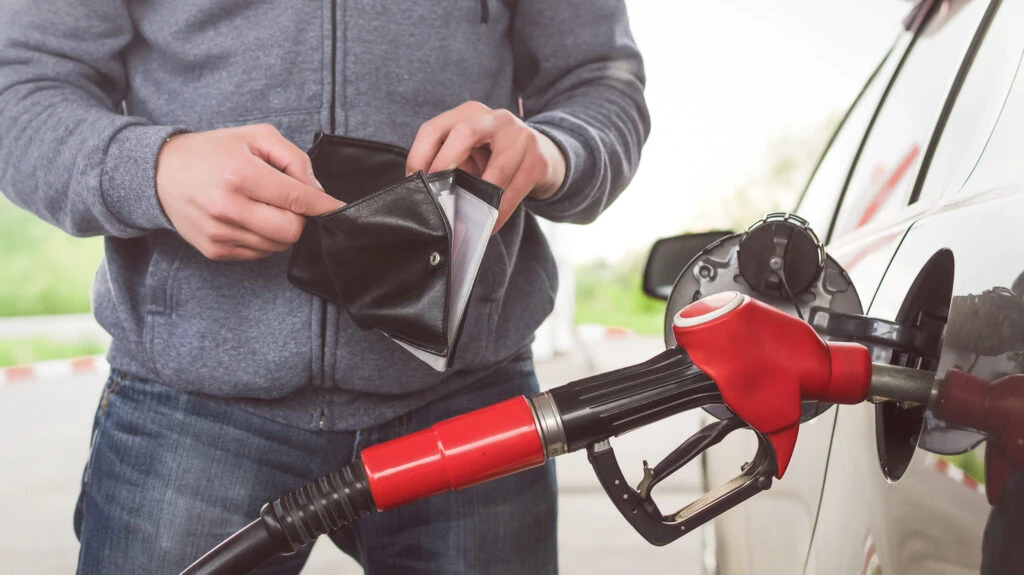 Șoferii vor achita mai mult pentru carburanți la începutul anului viitor. Care este noua marjă comercială