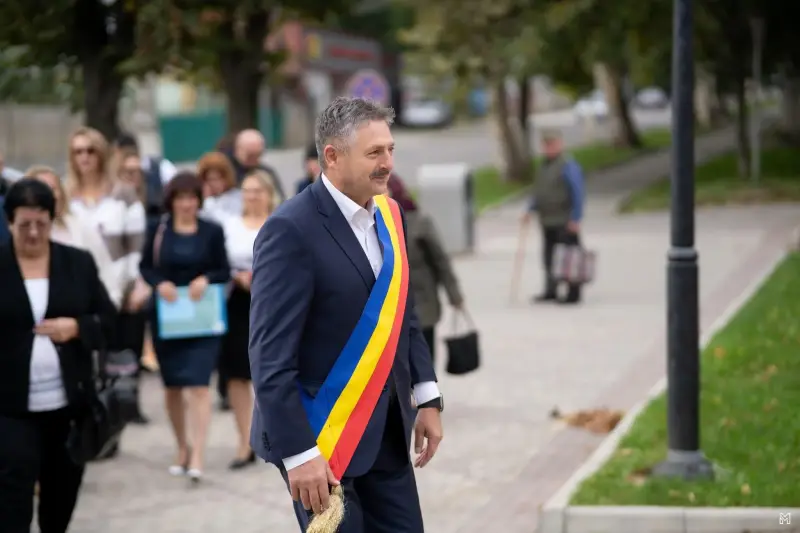 Primarul din Bușteni a fost reținut după ce a agresat o femeie. Angajata a fost lovită în zona capului