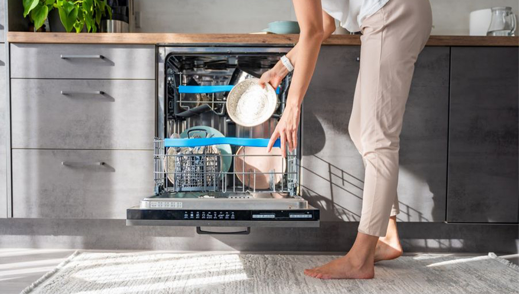 Îți dorești să reduci cheltuielile la facturile de apă și electricitate? Iată trei modalități prin care o mașină de spălat vase îți poate aduce economii substanțiale