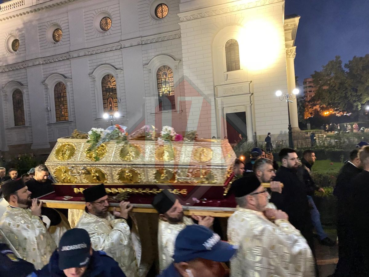 Cel mai mare pelerinaj din România! Racla cu Moaştele Sfintei Parascheva, scoasă în procesiune şi depusă spre închinare în curtea Catedralei Mitropolitane Iași – LIVE VIDEO