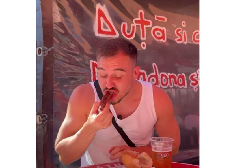 Cum a reacționat un vlogger străin după ce a gustat faimoșii mici de la Obor: „ Combinația e perfectă!”