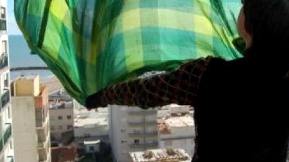 Amendă de 1.000 de lei pentru românii care fac asta în balcon! Gestul a devenit un obicei pentru mulți locatari