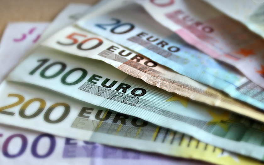 Senatorii au votat introducerea salariului minim european în România