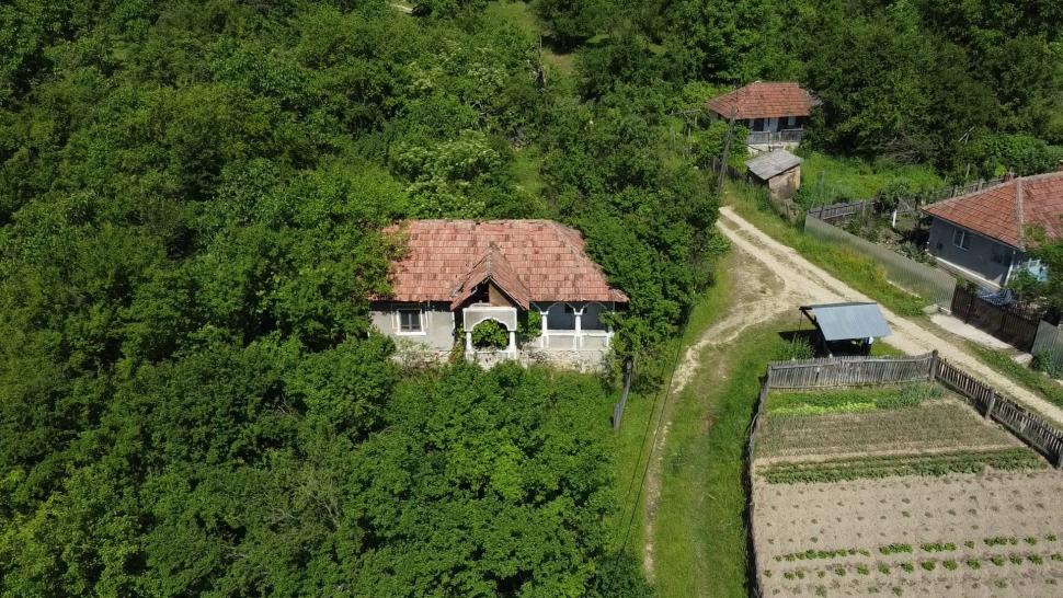 Satul pustiu din România în care mai locuiesc doar 4 persoane! Unde se află zona care va dispărea de pe hartă
