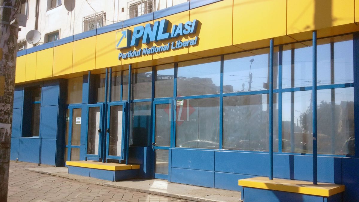 Depunerea candidaturii pentru Parlamentul României! Membrii organizației PNL Iași sunt la sediul BEJ
