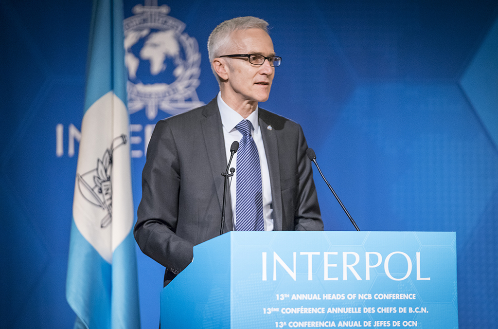 Şeful Interpol avertizează: „Lumea riscă să piardă lupta împotriva crimei organizate”