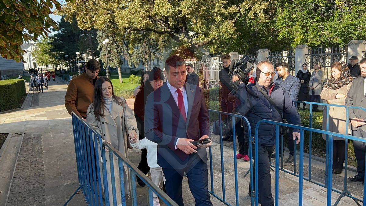 George Simion, președintele AUR, a venit la pelerinajul Sf. Cuvioase Parascheva. Este însoțit de latifundiarul Gigi Becali