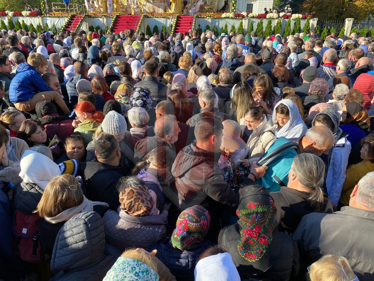 Tensiuni în mulțimea prezentă la slujba Sfintei Parascheva din Iași. Credincioșii s-au luat la ceartă – UPDATE