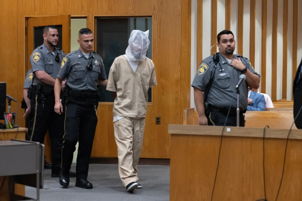 Monstru drogat, acuzat că și-a ucis fiul vitreg de 6 ani cu o bâtă de baseball, forțat să poarte mască de scuipat în tribunal