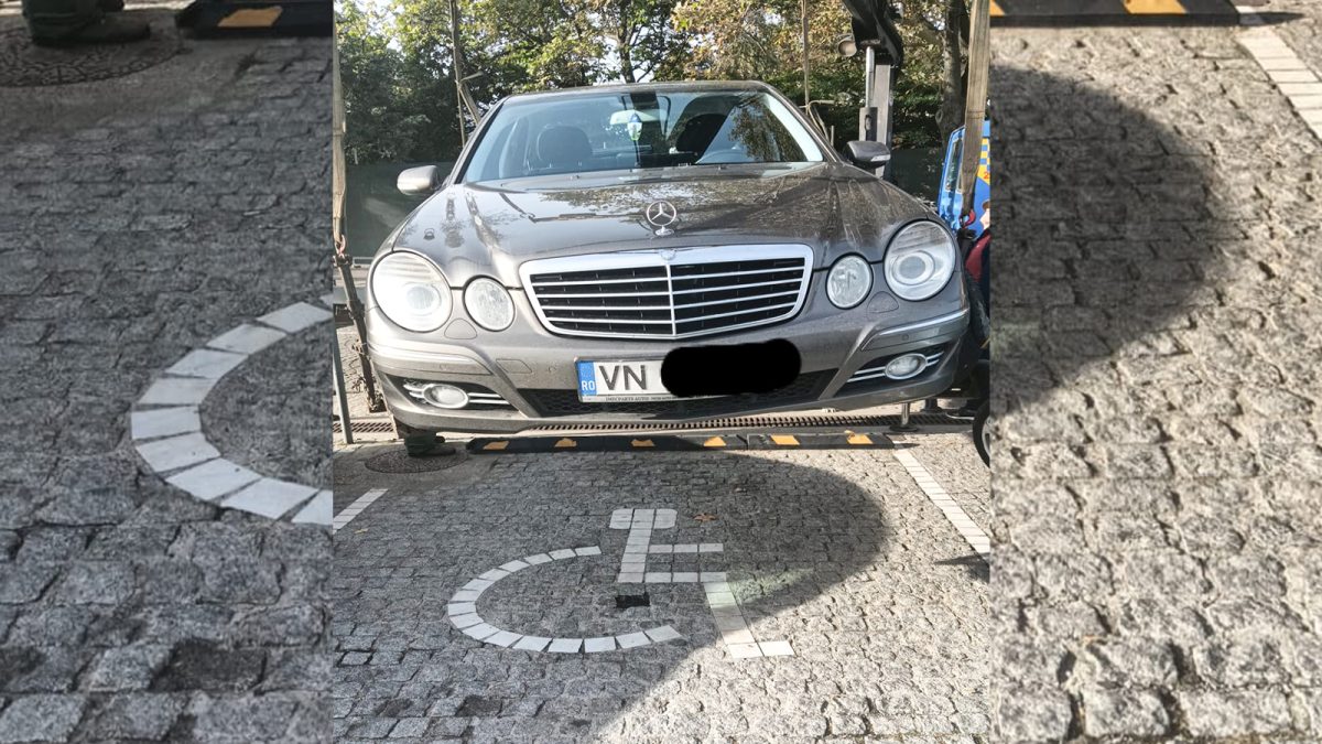 Șoferii din Iași blochează străzile din zona centrală după ce își parchează mașinile neregulamentar. Polițiștii au ridicat zeci de autoturisme