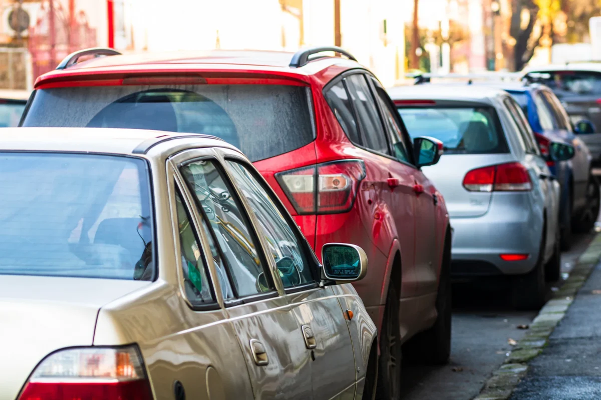 Aplicația care le permite pietonilor să sancționeze șoferii care parchează ilegal. Unde pot fi trimise sesizările