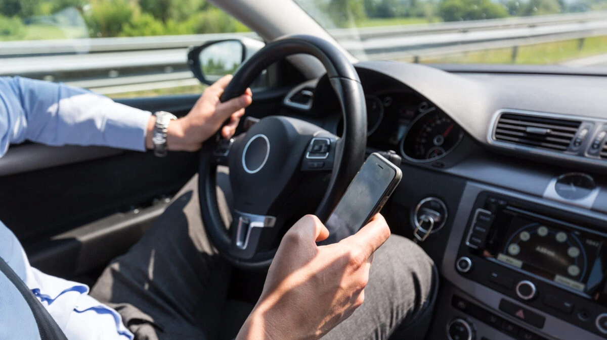 Șoferii trebuie să își închidă telefonul când urcă la volan! Hackerii auto fac tot mai multe victime