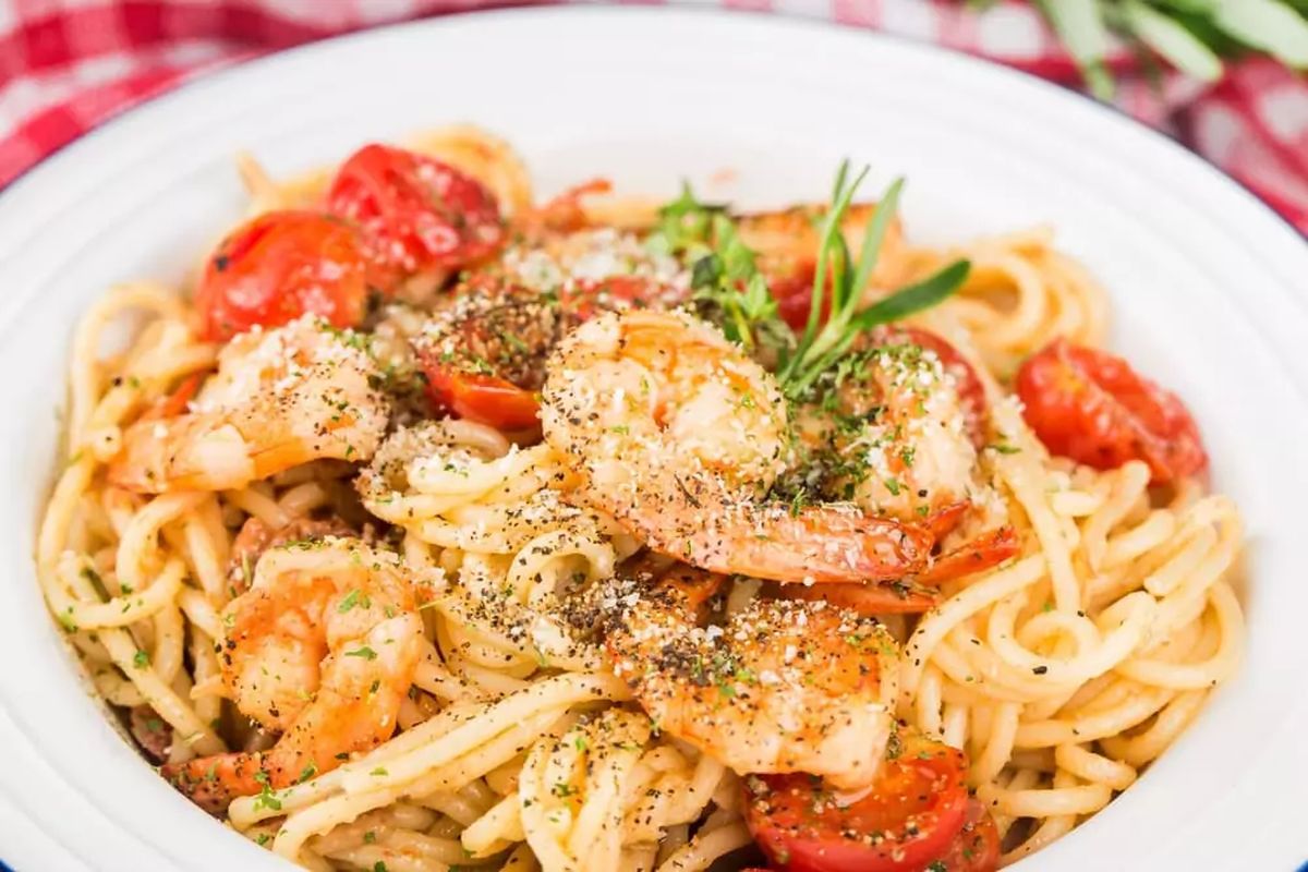 Rețetă de spaghete cu creveți. Cum faci dintr-o rețetă simplă o masă deosebit de atractivă